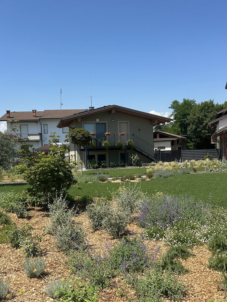 giardino ornamentale e sensoriale a bassa manutenzione in provincia di cuneo 1
